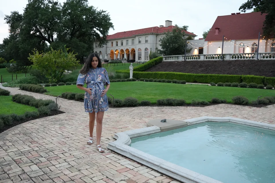 A first afternoon by the mansion fountain