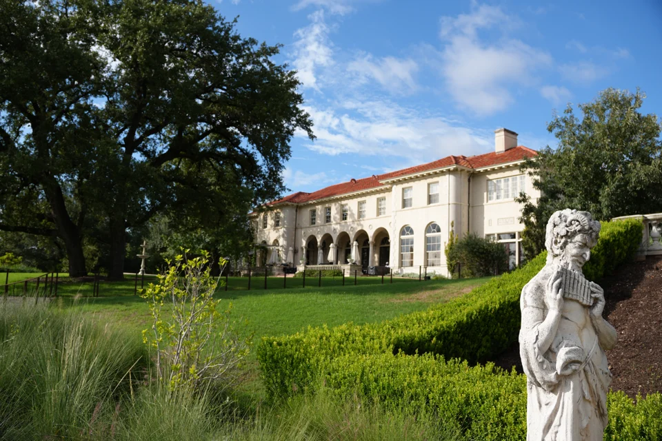 The mansion and its garden statues
