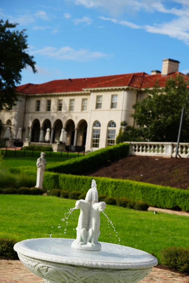 The mansion framed by the fountain